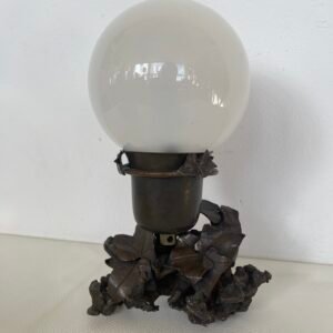 Lampada da tavolo in stile vintage in bronzo con base in bronzo raffigura delle foglie di vite