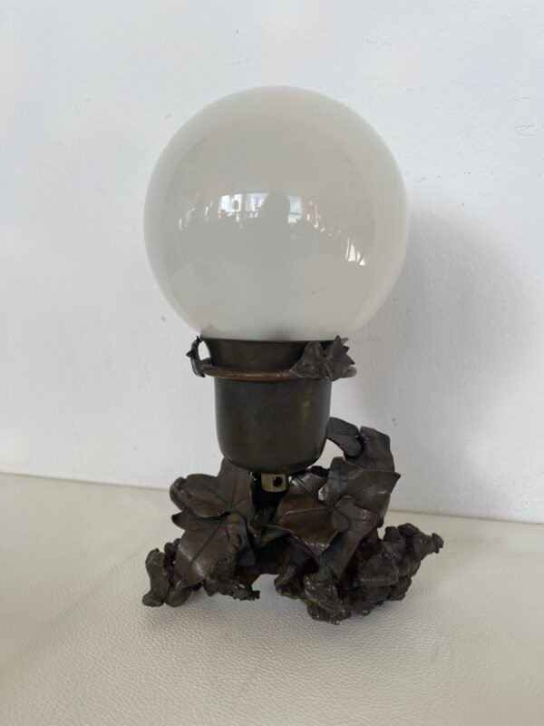 Lampada da tavolo in stile vintage in bronzo con base in bronzo raffigura delle foglie di vite