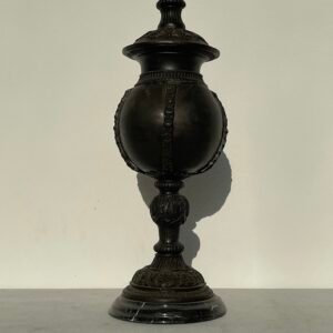 Antico Vaso Coppa con Coperchio in bronzo Scuro – Base in Marmo