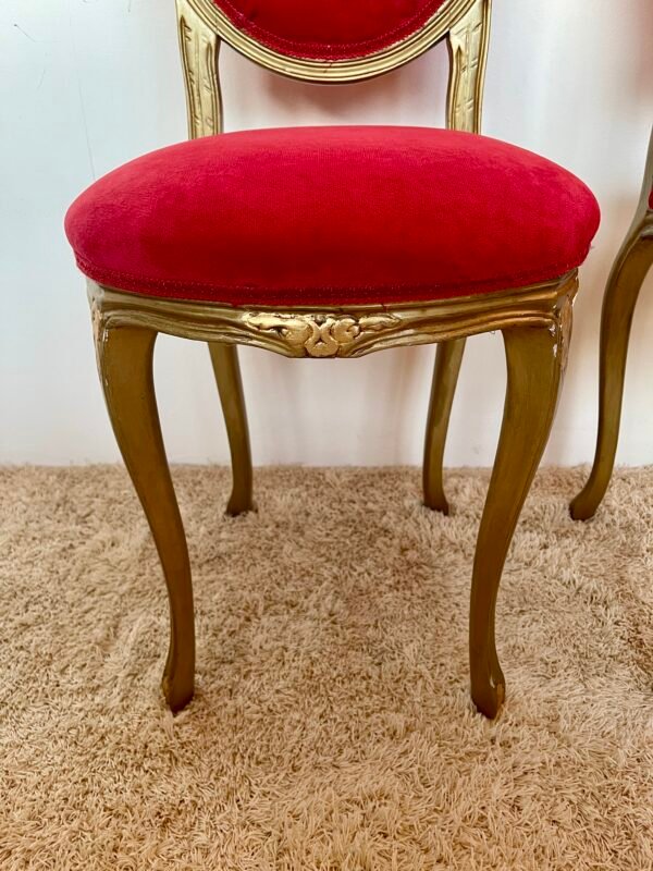 Coppia di Sedie Antiche in Stile Luigi XVI – Legno Dorato e Velluto Rosso - Image 2