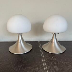 Coppia di lampade da comodino design moderno – base in metallo satinato e cupola in vetro opalino