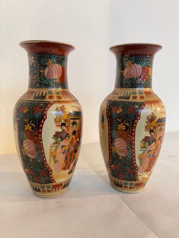 Coppia di Vasi Decorativi in Ceramica – Stile Orientale con Scene Giapponesi - Image 4