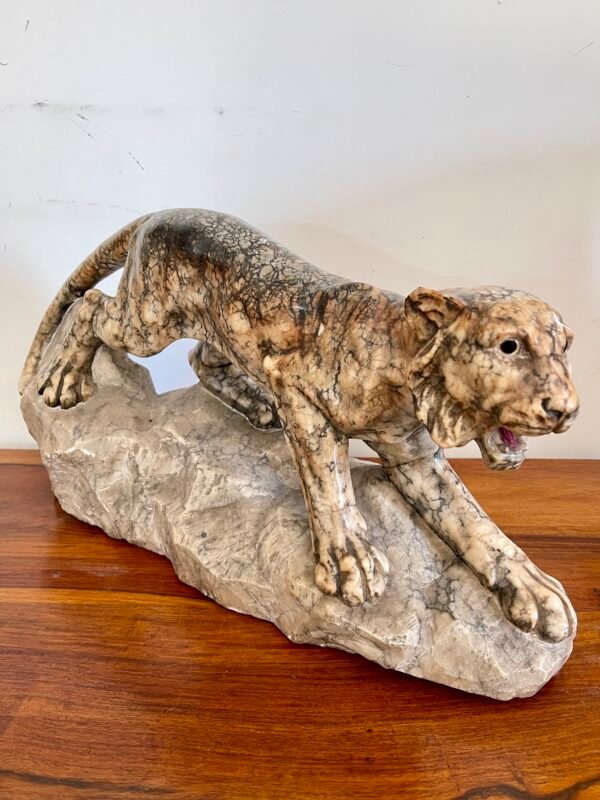 Scultura in marmo – Pantera in posizione d'attacco su roccia - Image 5