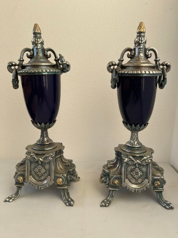 Coppia di urne decorative vintage in metallo e porcellana dipinta – Stile Rococò - Image 7