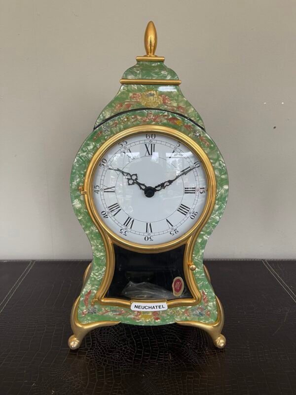 Orologio da Tavolo “Neuchatel” – Elegante con Pendolo e Dettagli Floreali in Stile Antico