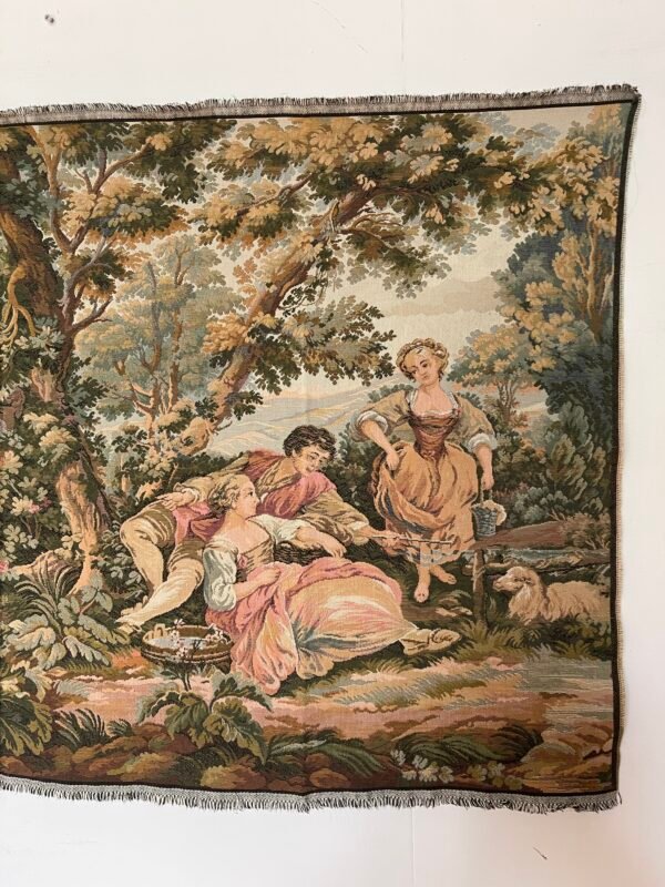Magnifico arazzo in stile rococò raffigura una scena bucolica incantevole, intrisa di eleganza e serenità. Un gruppo di dame e cavalieri si rilassa in un paesaggio lussureggiante - Image 2
