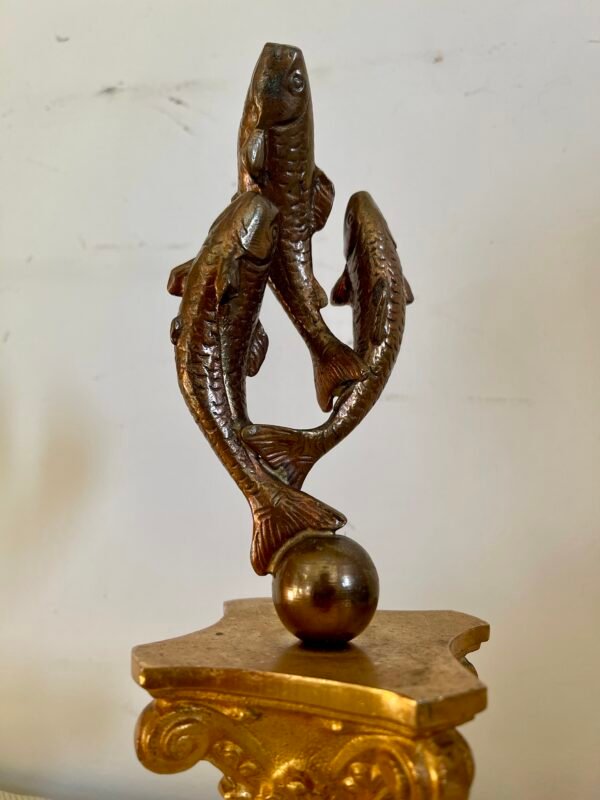 Scultura Decorativa in Metallo – Coppia di Pesci su Base Dorata e Marmo - Image 4