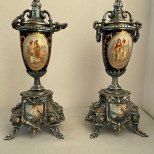 Coppia di urne decorative vintage in metallo e porcellana dipinta – Stile Rococò