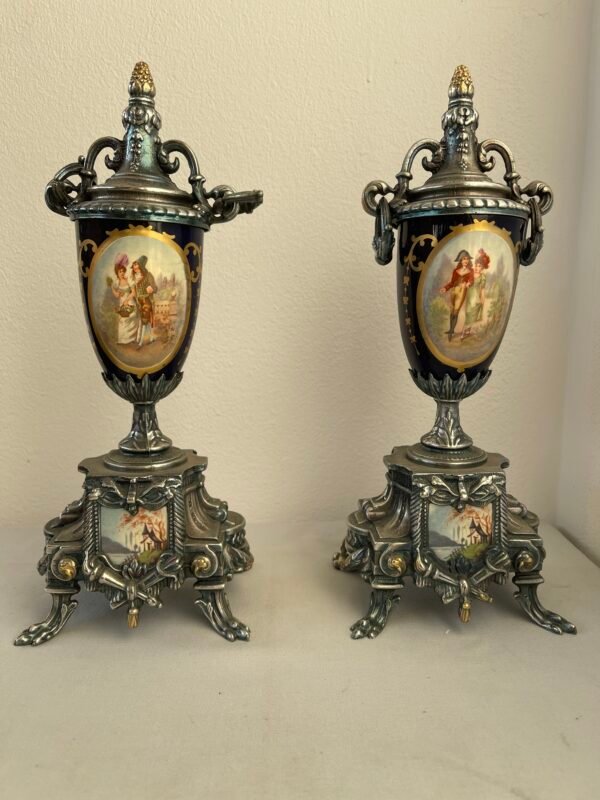 Coppia di urne decorative vintage in metallo e porcellana dipinta – Stile Rococò