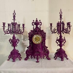 Tris Antico in Stile Barocco – Orologio da Caminetto con Candelabri (Viola Intenso)