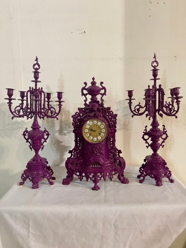 Tris Antico in Stile Barocco – Orologio da Caminetto con Candelabri (Viola Intenso)