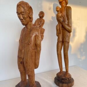 Coppia di Sculture Etno-Folkloristiche in Legno Intagliato – Scene Familiari