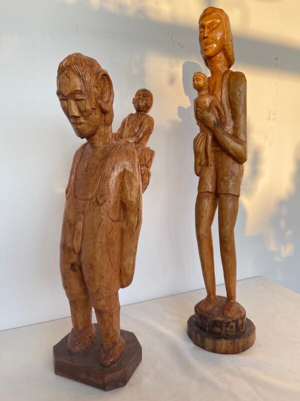 Coppia di Sculture Etno-Folkloristiche in Legno Intagliato – Scene Familiari