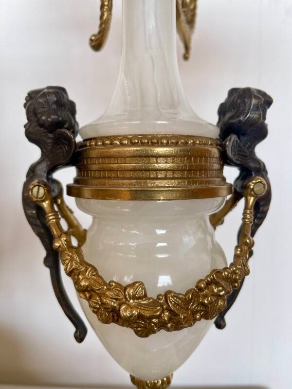 Set Antico da Camino – Orologio e Coppia di Candelabri in Bronzo Dorato e Marmo Bianco - Image 6