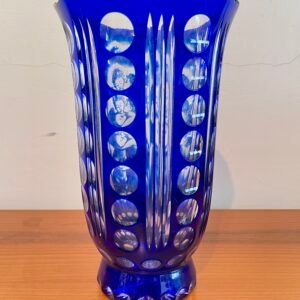 Vaso in Cristallo Blu con Intagli e Dettagli Cherubini - Artigianato di Lusso