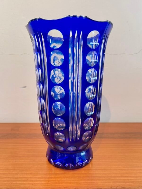 Vaso in Cristallo Blu con Intagli e Dettagli Cherubini - Artigianato di Lusso