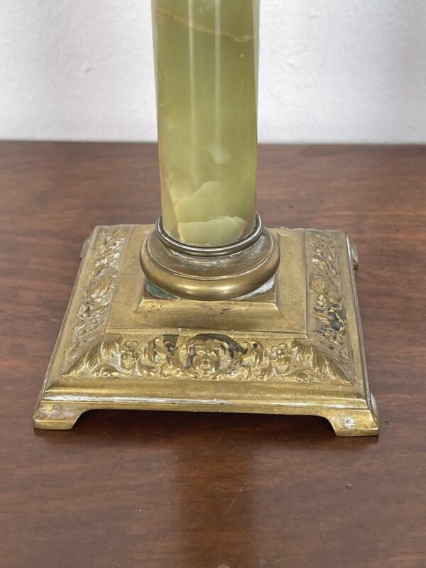 Elegante coppia di candelabri in stile neoclassico, con una base solida in bronzo dorato e colonne in marmo - Image 3