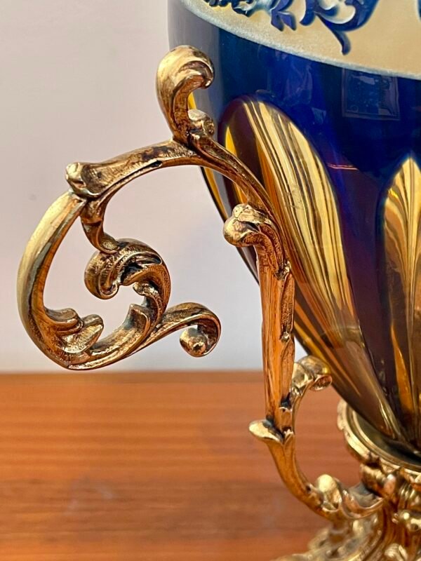 Anfora Decorativa in Cristallo Blu Cobalto e Oro – Stile Versailles - Image 4