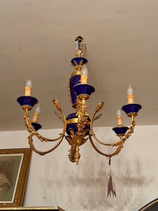 Lampadario Classico in Bronzo Dorato e Porcellana Blu Cobalto – Eleganza Neoclassica