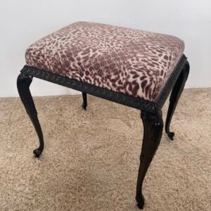 Sgabello vintage in stile barocco con tessuto animalier