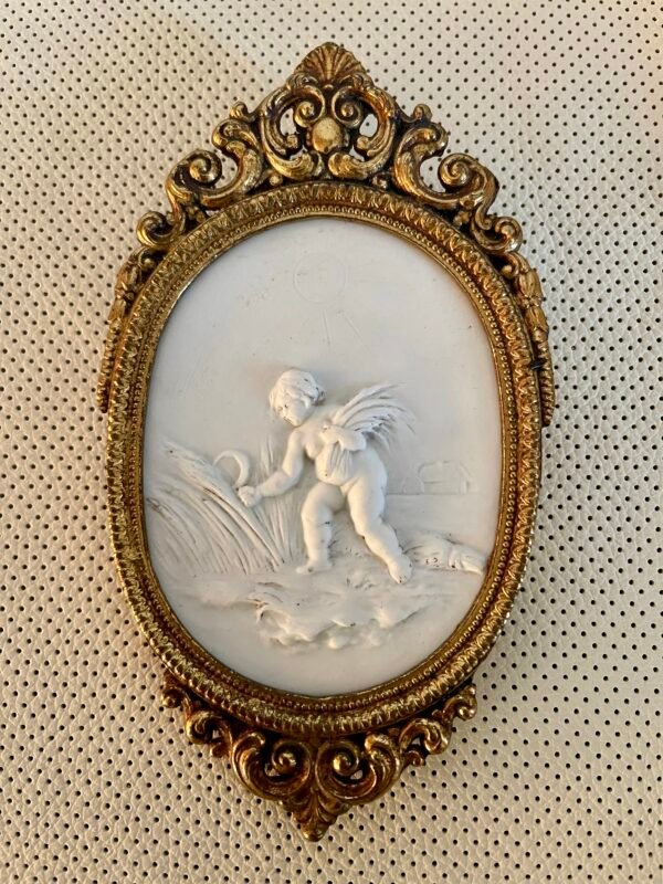 Coppia di Placche Decorative in Stile Barocco con Putti – Cornice in Ottone Dorato - Image 3