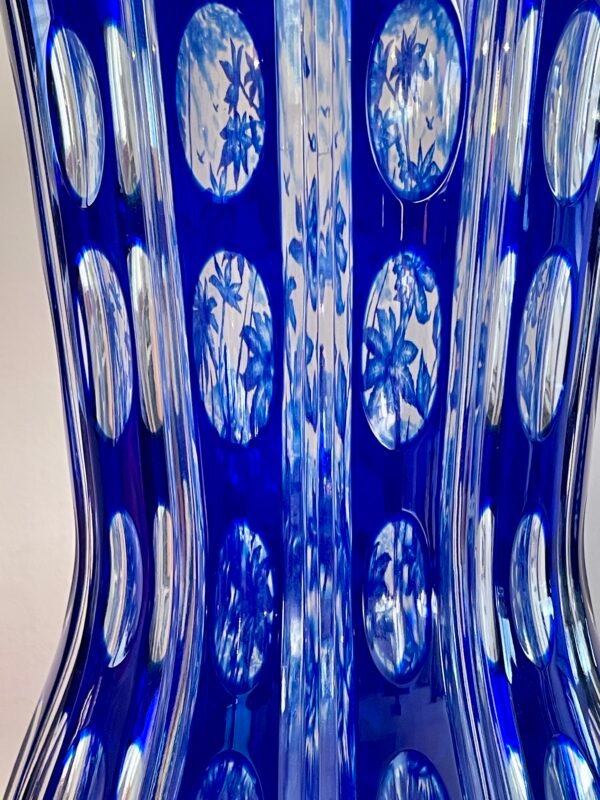 Vaso in Cristallo Blu Art Deco Inciso con Motivi Floreali - Image 4