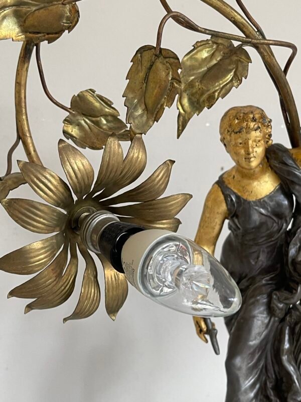 Lampada da Tavolo Art Nouveau – Scultura con Figura Femminile e Motivo Floreale - Image 3