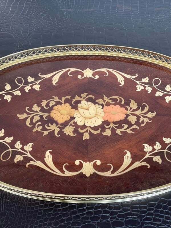 Vassoio Vintage in Legno Intarsiato con Motivo Floreale e Cornice in Ottone - Image 3