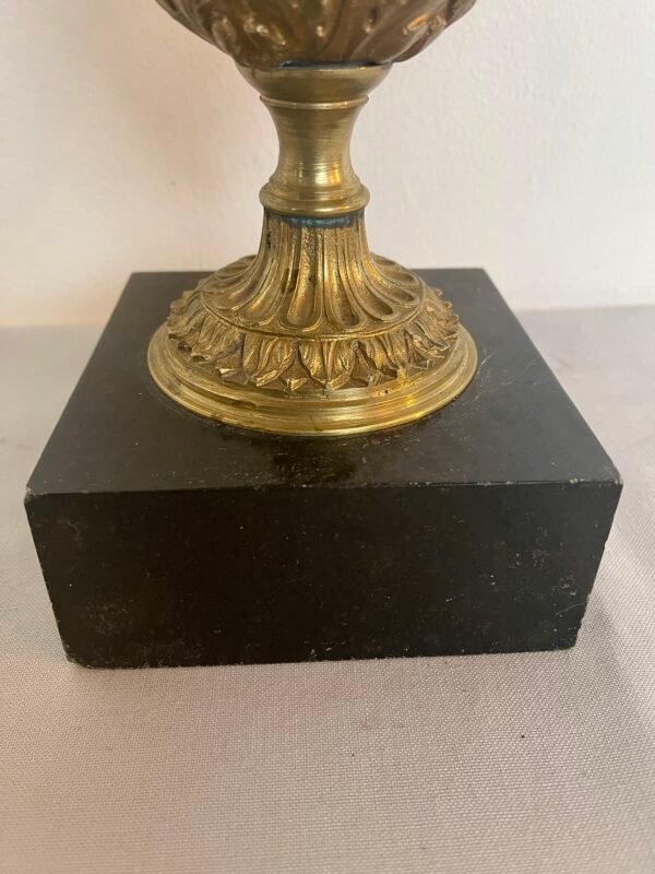 Vaso Antico in Bronzo con Decorazioni Classiche su Base in Marmo - Image 3