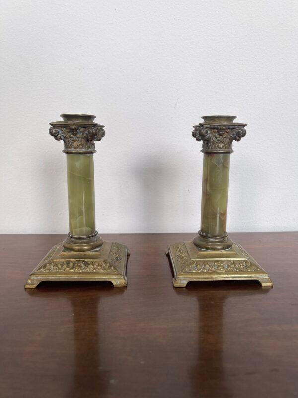 Elegante coppia di candelabri in stile neoclassico, con una base solida in bronzo dorato e colonne in marmo