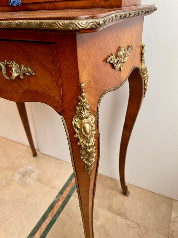 Petit Secrétaire in Stile Luigi XV – Mobiletto Vetrina con Bronzi Dorati - Image 6