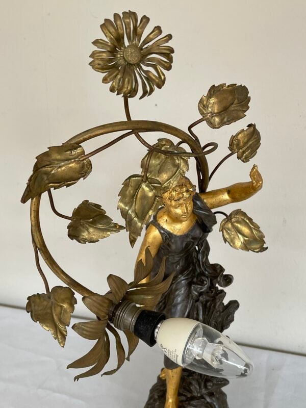 Lampada da Tavolo Art Nouveau – Scultura con Figura Femminile e Motivo Floreale - Image 5