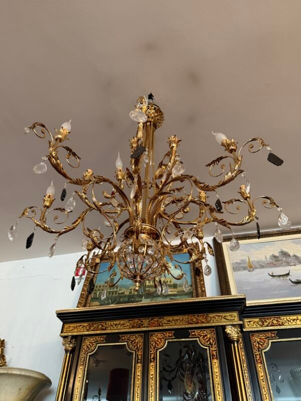 Magnifico lampadario in stile Impero, realizzato in bronzo dorato finemente lavorato con decorazioni floreali e fogliame a rilievo - Image 2