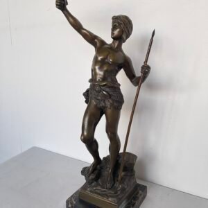 Statua in Bronzo - Giovane Guerriero con Uccello e Lancia su Base in Marmo
