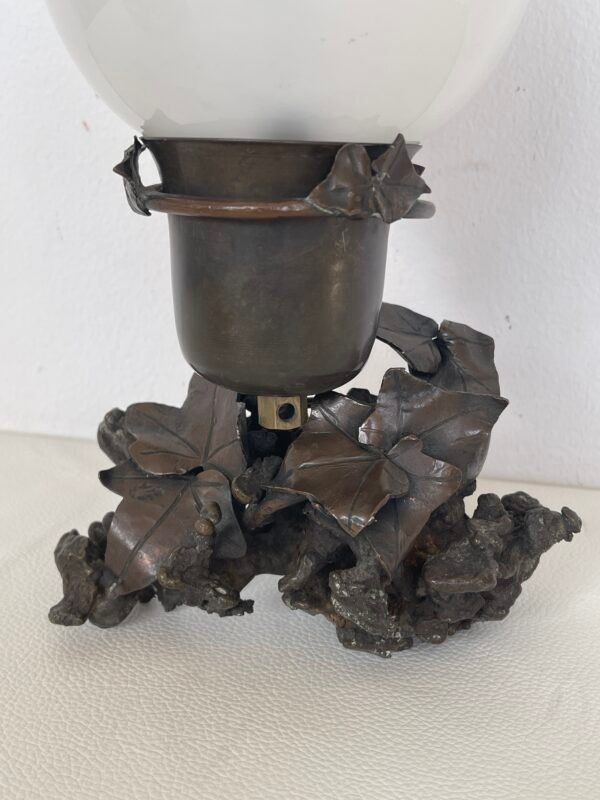 Lampada da tavolo in stile vintage in bronzo con base in bronzo raffigura delle foglie di vite - Image 2