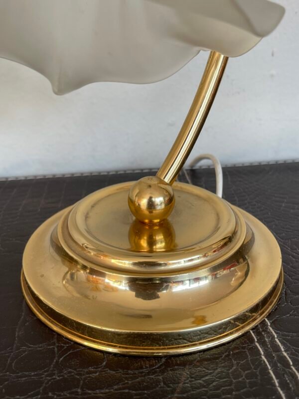 Coppia di lampade da tavolo italiane in ottone e vetro in stile floreale vintage - Image 2