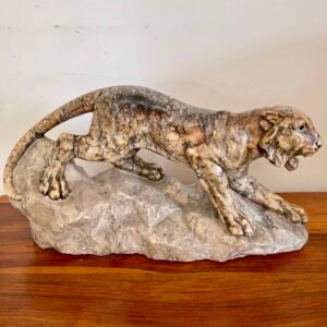 Scultura in marmo – Pantera in posizione d'attacco su roccia