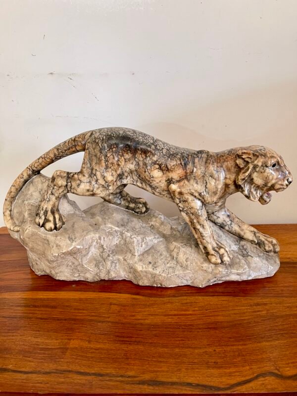 Scultura in marmo – Pantera in posizione d'attacco su roccia