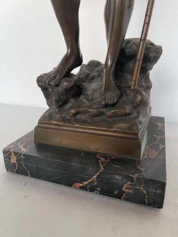 Statua in Bronzo - Giovane Guerriero con Uccello e Lancia su Base in Marmo - Image 4