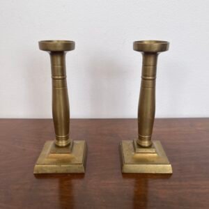 Elegante coppia di candelabri in ottone, dallo stile sobrio e raffinato,