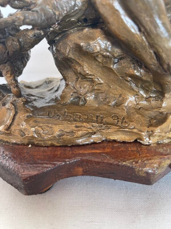 Scultura rara su base in legno – Donna con figure fantastiche - Image 3