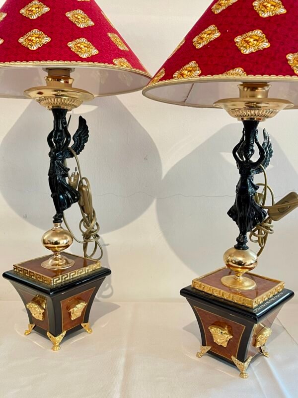 Coppia di Lampade da Tavolo Neoclassiche con Dettagli Dorati - Image 4