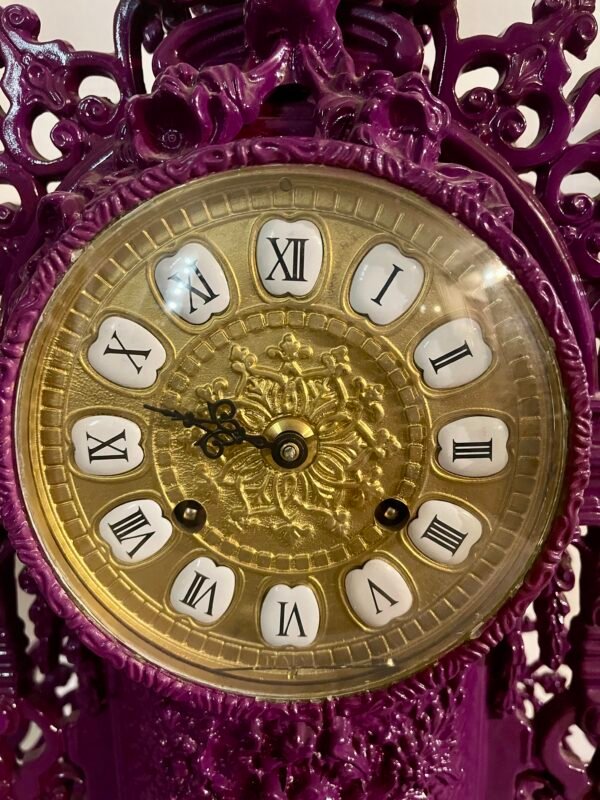 Tris Antico in Stile Barocco – Orologio da Caminetto con Candelabri (Viola Intenso) - Image 3