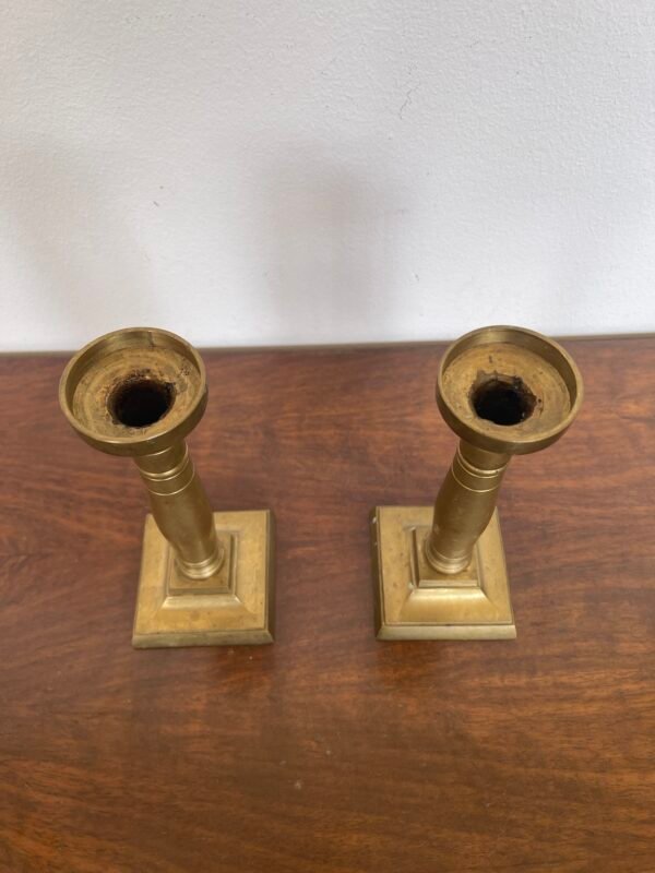 Elegante coppia di candelabri in ottone, dallo stile sobrio e raffinato, - Image 3