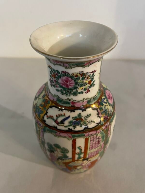 Vaso Cinese in Porcellana con Scene Tradizionali e Decorazioni Floreali - Image 5
