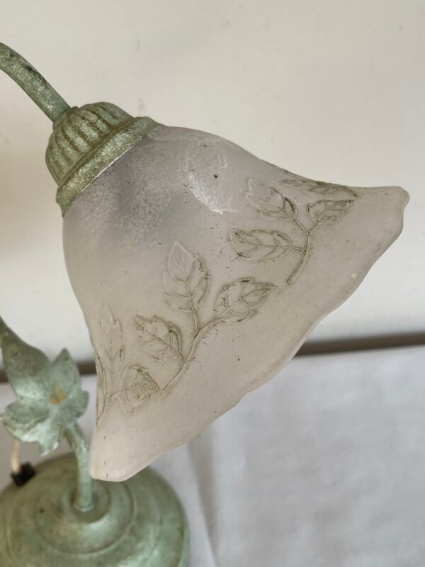 Lampada da Tavolo Vintage in Ferro Decapato Verde con Paralume in Vetro Satinato - Image 2