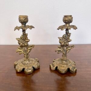 Coppia di eleganti portacandele vintage in bronzo lavorato, con raffinati dettagli floreali e base ornamentale