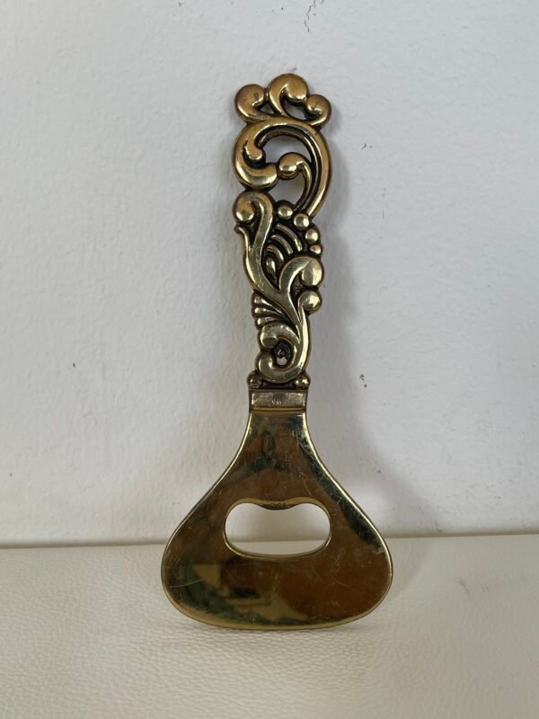 Elegante e sofisticato apribottiglie in bronzo incarna la perfezione dell'artigianato classico italiano. - Image 2