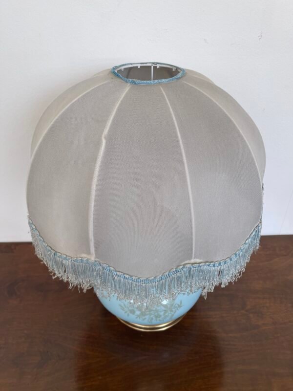 Lampada da tavolo vintage in vetro azzurro con paralume in tessuto e frange - Image 2