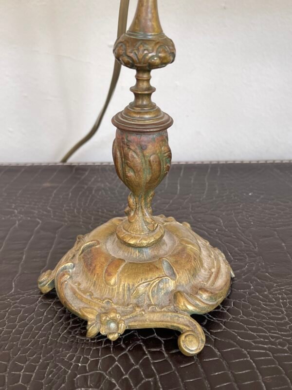 Coppia di lampade vintage in metallo dorato con paralumi eleganti - Image 2